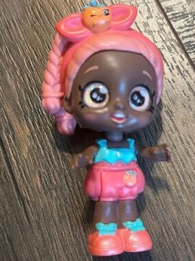 Kindi Kids Mini Summer Peaches mini bobble-head figure